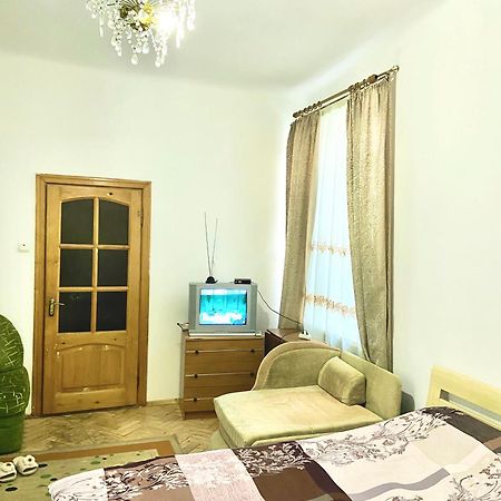 Квартира Між Вокзалом І Центром Lemberg Exterior foto